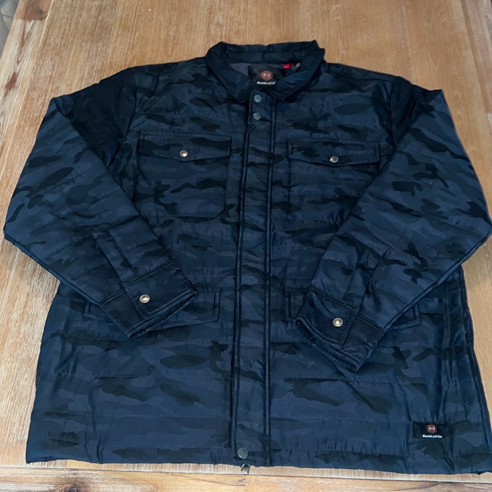 Mountain and isles shirt jacket. Black camo. Size XL. NWT